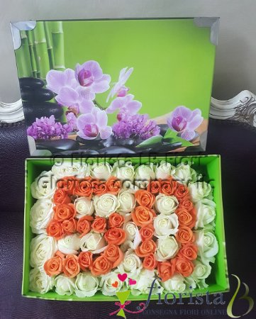 Composition of roses in a box (color of your choice among those available)
